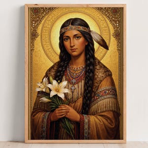 Santa Kateri Tekakwitha con lirio, estilo icono bizantino, fondo dorado, expresión serena, rasgos nativos americanos, arte espiritual.