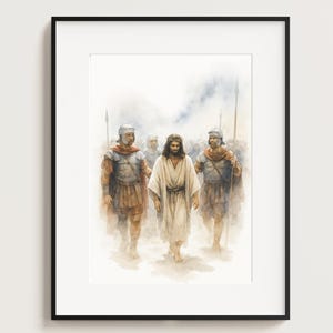 Puede incluir: Impresión artística enmarcada en negro que representa una escena religiosa. La figura central, con una corona de espinas, está rodeada de soldados romanos. La obra utiliza tonos suaves y apagados para crear una atmósfera solemne e histórica.