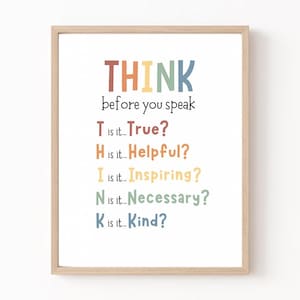 Op de afbeelding: Een ingelijste print met het woord 'THINK' in kleurrijke letters boven de zin 'before you speak'. Daaronder worden de letters T, H, I, N en K gevolgd door vragen over waarheid, behulpzaamheid, inspiratie, noodzaak en vriendelijkheid.