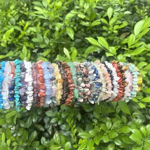 Pulsera de cristales naturales hecha a mano, joyería bohemia con chips de piedras preciosas, pulsera de cuentas apilables, regalo para mujer, accesorio único y terroso.