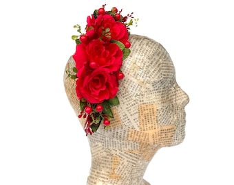 Diadema con rosas rojas y bayas, corona de rosas rojas, tocado floral para San Valentín, boda de invierno, tocado lateral con flores, cumpleaños de Acuario