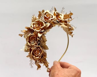 Corona de rosas doradas, tocado de flores doradas, diadema navideña, tocado nupcial, tocado festivo, diadema floral lateral, bodas