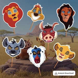 Può includere: Una collezione di maschere di personaggi su bastoncini di legno, ispirate a "Il Re Leone". Le maschere raffigurano Simba, Scar, Timon, Pumbaa, Rafiki e una iena. Lo sfondo mostra un paesaggio della savana.