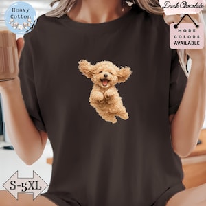 Peut inclure: T-shirt chocolat foncé avec une illustration d'un caniche brun clair, bouche ouverte. Le t-shirt porte les mentions "Heavy Cotton" et "More Colors Available". Tailles de S à 5XL.
