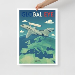 Puede incluir: Póster con el texto "GLOBAL EYE" en azul y rojo. Un avión gris vuela sobre un mapa de Europa. El póster tiene un cielo azul con nubes blancas y un mapa verde y azul.