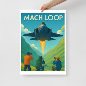 Peut inclure: Affiche avec le texte "MACH LOOP" représentant un avion à réaction survolant une chaîne de montagnes. Trois personnes prennent des photos de l'avion. L'affiche a un style vintage avec un ciel bleu et des montagnes vertes.