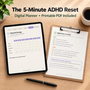 Peut inclure: Un planificateur numérique intitulé The 5-Minute ADHD Reset avec une option PDF imprimable. L'écran de la tablette affiche un suivi Mood & Energy, tandis qu'un presse-papier montre une liste Right Now, In Order. Un stylo noir est posé.