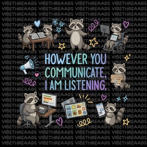 Puede incluir: Un diseño gráfico con varios mapaches de dibujos animados usando diversas herramientas de comunicación, incluyendo una computadora, silla de ruedas y tableta. El texto central dice: "HOWEVER YOU COMMUNICATE, I AM LISTENING." Incluye corazones y estrellas.