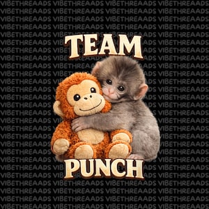 Op de afbeelding: Een digitale afbeelding toont een grijze aap die een oranje pluche aap omhelst. De woorden "TEAM" en "PUNCH" staan in een bruin, vintage lettertype. De achtergrond is zwart met de herhaalde tekst "VIBETHREAADS".