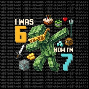 Könnte beinhalten: Ein Grafikdesign mit einer verpixelten grünen Figur mit gelber Sonnenbrille in einer Dab-Pose. Der Text lautet I WAS 6 NOW I'M 7. Zu den Elementen gehören ein Geburtstagskuchen, ein TNT-Block, ein Herz, ein Dreizack, eine Truhe, Diamanten, Goldbarren, ein Schwert und ein Diamanterzblock.