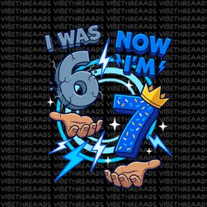 Op de afbeelding: Een grafisch ontwerp met de tekst "I WAS 6 NOW I'M 7" in blauw en wit, met bliksemflitsen en een kroon. Het cijfer 6 is grijs en gebarsten, terwijl het cijfer 7 blauw is met hagelslag. De achtergrond is zwart.