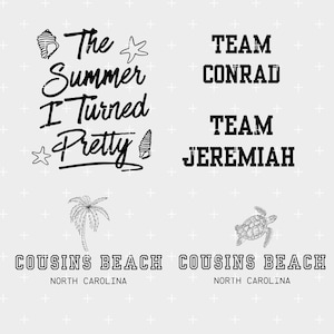 Puede incluir: Un diseño gráfico con texto e ilustraciones sobre un fondo gris claro. El texto incluye "The Summer I Turned Pretty", "Team Conrad", "Team Jeremiah", "Cousins Beach, Carolina del Norte". Las ilustraciones incluyen una concha, una estrella de mar, un helado, una palmera y una tortuga.