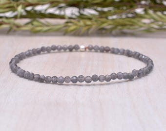 Grå månstenskvarts pärlsträckt armband, fina ädelstenssmycken