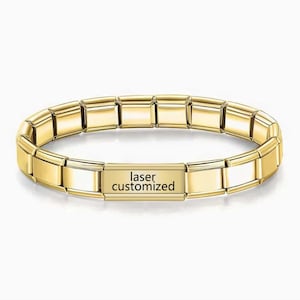 Può includere: Un braccialetto color oro con una placca rettangolare incisa con le parole "laser customized". Il braccialetto è composto da più maglie rettangolari, creando un design flessibile e collegato. Il braccialetto è mostrato su sfondo bianco.