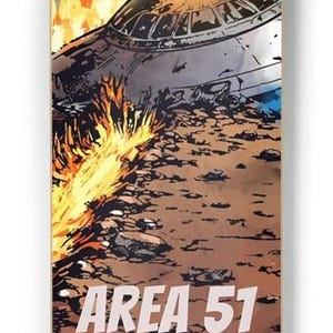 Peut inclure: Une planche de skateboard avec une illustration de style bande dessinée d'un OVNI en feu. Le texte "AREA 51" est affiché en lettres blanches. L'arrière-plan montre un coucher de soleil.