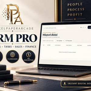 Könnte beinhalten: Ein Laptop zeigt die PixelPaperArcade CRM Pro-Oberfläche mit einem Dashboard namens Müşteri dizini. Der Bildschirm enthält Navigationsmenüs, Suchleisten und Datenspalten. Der Text umfasst Clients, Tasks, Sales, Finance, Offline, 5 Languages und No Subscription.