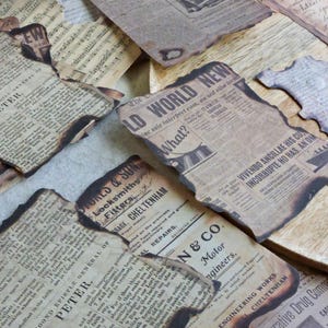 Pode incluir: Uma coleção de papéis antigos com bordas queimadas, incluindo recortes de jornais, partituras e notas manuscritas. Os papéis são dispostos em uma superfície de madeira, criando uma estética vintage.