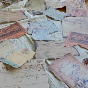 Pode incluir: Uma coleção de papéis em estilo vintage, incluindo postais e bilhetes, com bordas envelhecidas e cores desbotadas. Os papéis apresentam selos, texto manuscrito e vários desenhos, criando uma estética nostálgica.