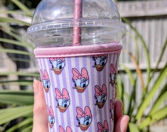 Manchon pour gobelet Daisy Duck, manchon à rayures violettes et roses pour café glacé, porte-gobelet réutilisable inspiré de Disney, accessoire pour parcs d'attractions