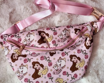 Riñonera inspirada en La Bella y la Bestia, bolso de cintura rosa de princesa, bolso de cinturón inspirado en Disney, bolso cruzado con diseño de parque temático.