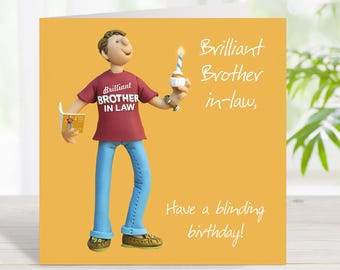 Puede incluir: Tarjeta de cumpleaños con una figura de dibujos animados sosteniendo una magdalena con una vela encendida. La figura lleva una camiseta granate con "Brilliant Brother In Law" y vaqueros azules. La tarjeta dice "Brilliant Brother in-law, Have a blinding birthday!"