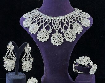 Conjunto de joyería nupcial de cristal de lujo: collar floral, pendientes, pulsera y anillo.