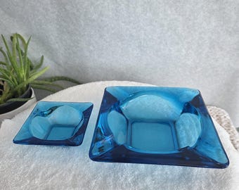 2 blaue Glasaschenbecher