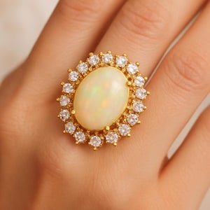 Eleganter natürlicher äthiopischer Opalring in Handarbeit aus 14 Karat Gelbgold mit funkelnden Diamanten akzentuiert Ein strahlendes Statement-Geschenk