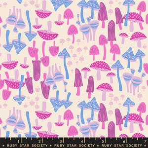 Puede incluir: Un patrón de tela con un diseño repetitivo de setas estilizadas en tonos rosa, morado y azul sobre un fondo crema. Las setas varían en tamaño y forma, algunas con sombreros punteados. El texto "RUBY STAR SOCIETY" está en la parte inferior.