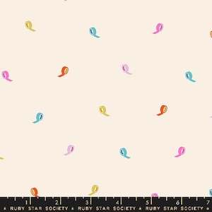 Op de afbeelding: Crèmekleurige stof met een herhalend patroon van kleurrijke plakbandrollen in geel, blauw, roze en oranje. De stof heeft een speels, grillig ontwerp, geschikt voor diverse knutselprojecten. De tekst "RUBY STAR SOCIETY" staat onderaan.