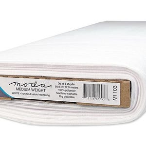 Puede incluir: Un rollo de tela de entretela blanca, de peso medio y no tejida. La etiqueta dice "moda" e incluye las dimensiones: 50,8 cm por 22,9 metros. La tela es 100% poliéster, lavable a máquina y limpieza en seco.