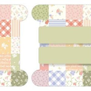 Pode incluir: Duas bobinas decorativas com um design de patchwork. As bobinas apresentam uma variedade de padrões, incluindo quadrados florais, xadrez e listrados em cores pastel. Uma bobina tem duas extensões em forma de etiqueta verde claro.