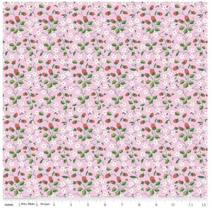 Könnte beinhalten: Rosa Stoff mit einem sich wiederholenden Muster aus Erdbeeren, weißen Blüten und grünen Blättern. Die Erdbeeren sind rot und die Blüten sind klein und sternförmig. Der Stoff hat eine zarte, feminine Ausstrahlung.