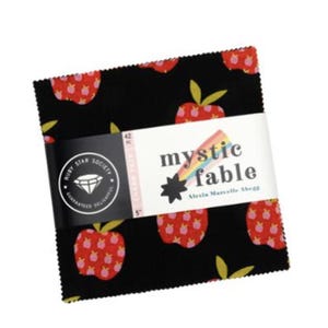 Op de afbeelding: Een stapel van 42 stoffen vierkanten, elk 12,7 cm, met een zwarte achtergrond en rode appelpatronen. De stof is verpakt met een witte band met de tekst "mystic fable" en "Ruby Star Society".
