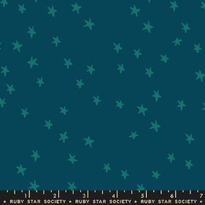 Pode incluir: Tecido azul-petróleo com um padrão de estrelas espalhadas em um azul-petróleo mais escuro. As estrelas são desenhadas à mão em um estilo simples e irregular. O tecido tem um fundo azul-petróleo sólido. O texto "RUBY STAR SOCIETY" está na parte inferior.