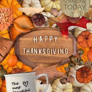 Puede incluir: Imagen temática de Acción de Gracias con un letrero de madera que dice "HAPPY THANKSGIVING". Una taza blanca con el texto "The most beautiful time" está en primer plano. El fondo está lleno de calabazas, calabacines y follaje de otoño.
