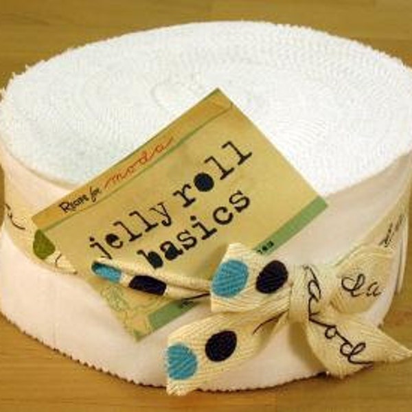 White Bella Solids Jelly Roll Blanc 9900 98 par Moda