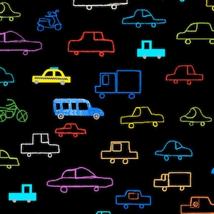 Può includere: Uno sfondo nero con un motivo colorato di auto, camion, motociclette e biciclette disegnate a cera. I veicoli sono di vari colori, tra cui rosso, blu, giallo, verde e arancione.