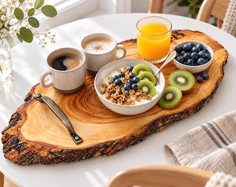 Vassoio da portata in legno massello con bordo naturale e manici, realizzato a mano, vassoio da caffè rustico in legno naturale, decorazione unica per la cucina, regalo in stile rustico, decorazione per la casa