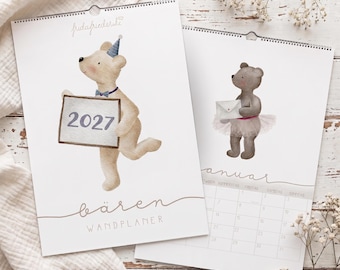 Peut inclure: Un calendrier mural 2027 illustré d'un ours brun clair portant un chapeau de fête bleu et un nœud papillon, tenant une pancarte indiquant 2027. La marque fridafriederike est inscrite au-dessus. Une autre page montre un ours en tutu.