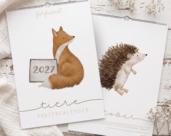 Peut inclure: Un calendrier mural avec des illustrations à l'aquarelle d'un renard tenant un panneau indiquant 2027 et d'un hérisson. La couverture porte le texte fridafriederike et tiere posterkalender, tandis que la page intérieure affiche octobre.