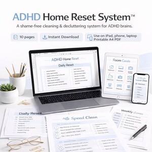 Peut inclure: Un ordinateur portable, une tablette et un smartphone affichent le "ADHD Home Reset System" avec des listes de contrôle. L'image comprend des feuilles de travail imprimées, un stylo, des lunettes et des fournitures de bureau. Le système est conçu pour le nettoyage et le désencombrement.
