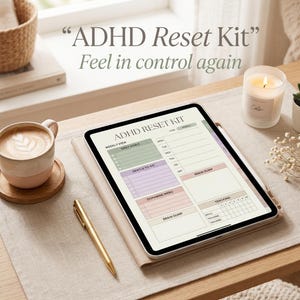 Puede incluir: Una tableta abierta que muestra un diseño de "ADHD Reset Kit" con secciones para la vista semanal, los objetivos diarios y el seguimiento. La tableta está sobre una superficie de tonos neutros, con un bolígrafo dorado, una taza de café y una vela encendida cerca.