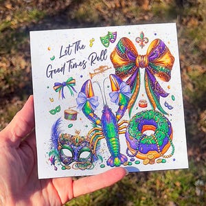 Pode incluir: Impress&atilde;o quadrada com um tema colorido de Mardi Gras. Apresenta uma lagosta, um la&ccedil;o, uma m&aacute;scara, uma rosquinha e o texto "Let the Good Times Roll". A arte usa cores verde, roxo, dourado e azul.