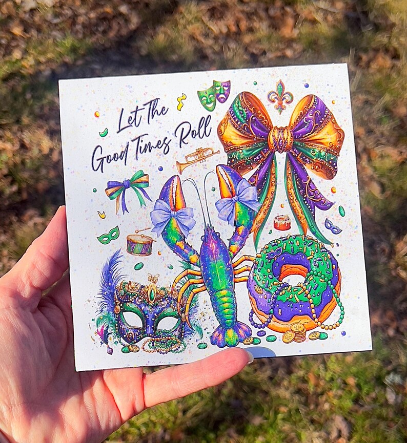 Pode incluir: Impress&atilde;o quadrada com um tema colorido de Mardi Gras. Apresenta uma lagosta, um la&ccedil;o, uma m&aacute;scara, uma rosquinha e o texto "Let the Good Times Roll". A arte usa cores verde, roxo, dourado e azul.