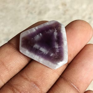 28 Cts. Obelisk Amethyst Triangle Quartz Wand Mineral Specimen Amethyst. Cevron Amethyst gemstone. Purpal high Quality Natural Crystal gift.