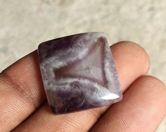 Varita de cuarzo triangular de amatista obelisco de 39 quilates. Espécimen mineral de amatista. Piedra preciosa de amatista cevrón. Cristal natural púrpura de alta calidad.