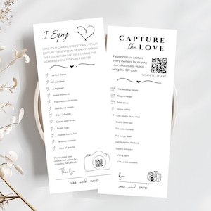 Könnte beinhalten: Zwei weiße Karten mit schwarzem Text, die für eine Hochzeit entworfen wurden. Eine Karte sagt "I Spy" mit einer Liste von Momenten, die es festzuhalten gilt. Die andere sagt "Capture the Love" mit Fotoideen. Beide Karten enthalten QR-Codes.