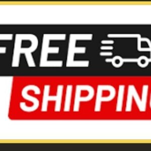 K&ouml;nnte beinhalten: Eine rechteckige Grafik mit dem Text FREE in wei&szlig;en Buchstaben auf schwarzem Hintergrund neben einem wei&szlig;en Symbol eines Lieferwagens, platziert &uuml;ber dem Wort SHIPPING in wei&szlig;en Buchstaben auf rotem Hintergrund, alles in einem goldenen Rahmen.
