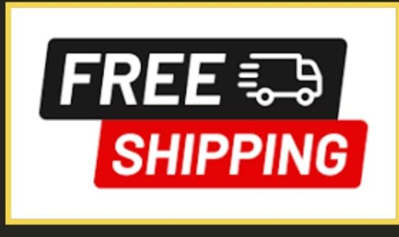 K&ouml;nnte beinhalten: Eine rechteckige Grafik mit dem Text FREE in wei&szlig;en Buchstaben auf schwarzem Hintergrund neben einem wei&szlig;en Symbol eines Lieferwagens, platziert &uuml;ber dem Wort SHIPPING in wei&szlig;en Buchstaben auf rotem Hintergrund, alles in einem goldenen Rahmen.